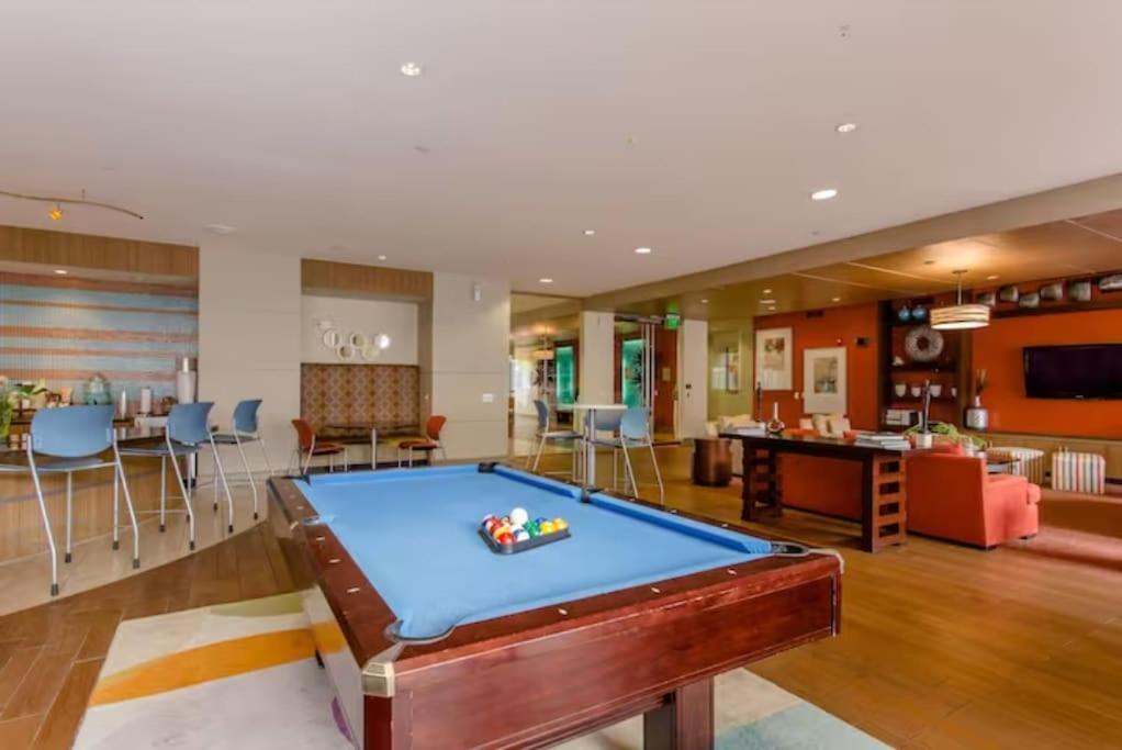 Chic 1br Near Nrg With Pool Wifi Freeparking