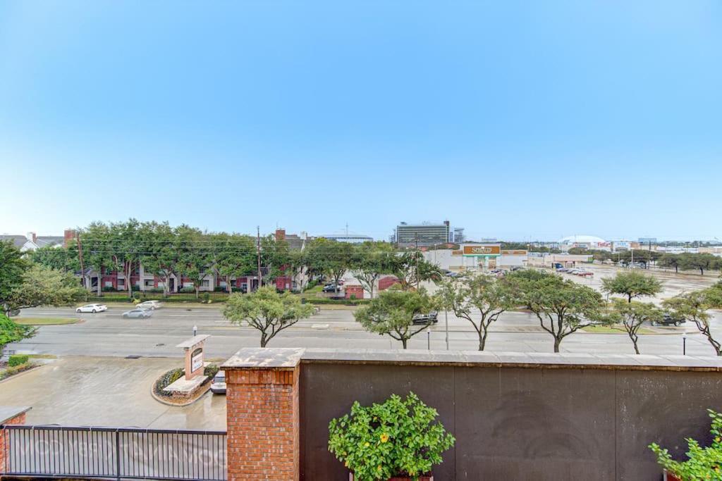 Chic 1br Near Nrg With Pool Wifi Freeparking Appartement *